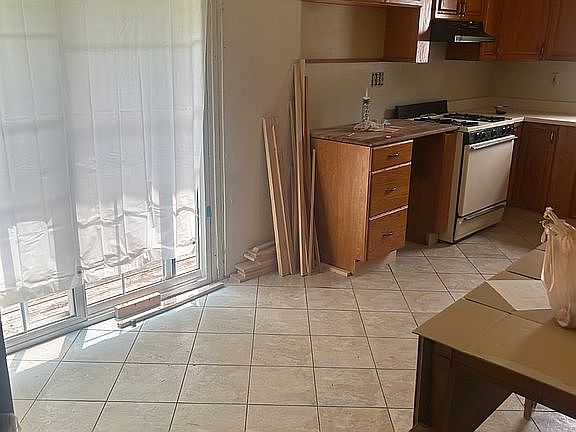 4th image of 828 Johnson Ave