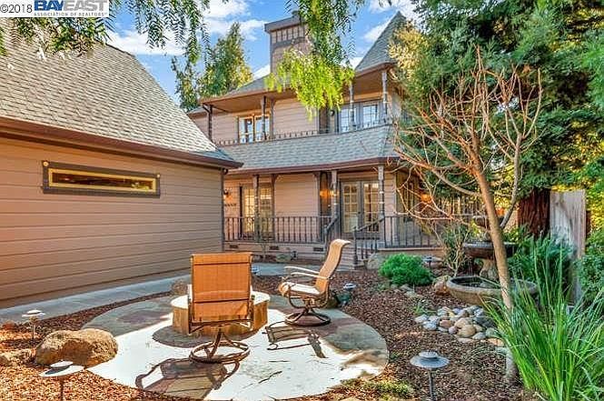 front yard with water foundation and gas fire-pit