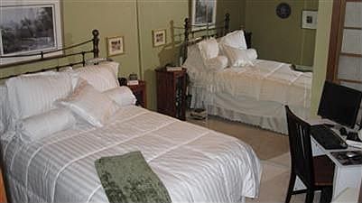 Bedroom w mirrored closet