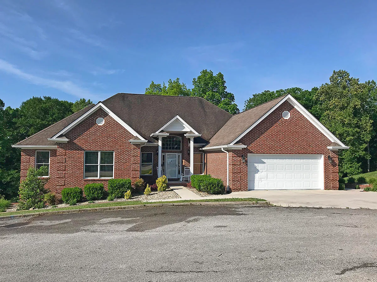 395 Lakepointe Dr photo 1