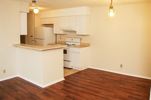 1st image of 9906 Hundred Oaks Cir