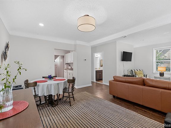 5th image of 25450 6th St