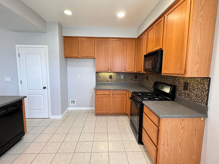 2451 Hanson Dr — Photo 9
