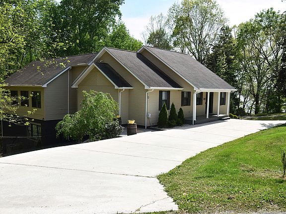 2nd image of 105 W Paradise Dr