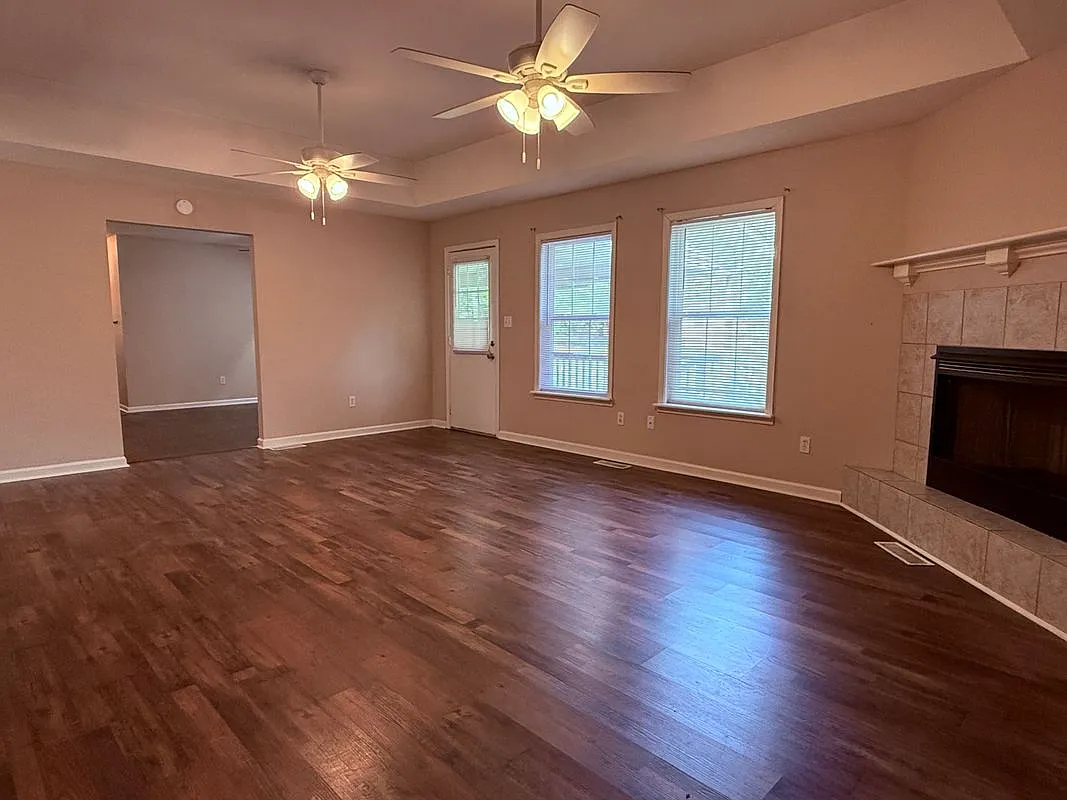 3 bed, 2.0 bath, 1722 sqft, $1,800 — Photo 4