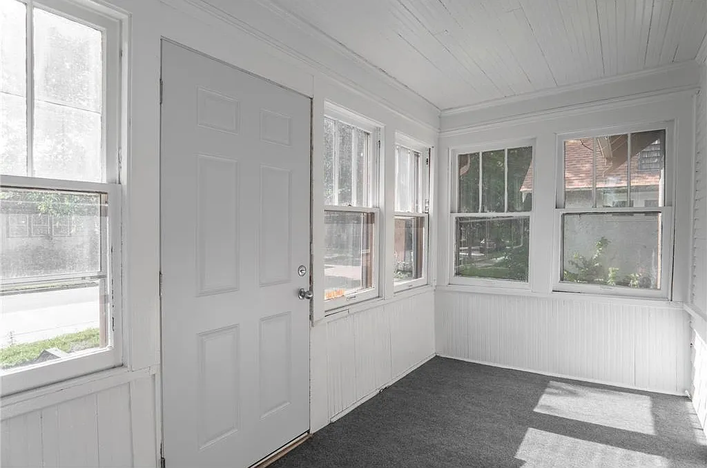 5 bed, 1322 sqft, $2,400 — Photo 2