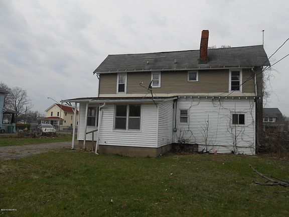 3rd image of 182 Wood St N