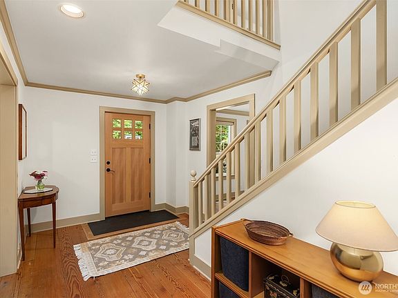 5th image of 5249 Rose Avenue NE