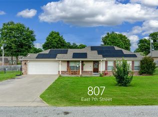 807 E 7th St, Grove, OK 74344