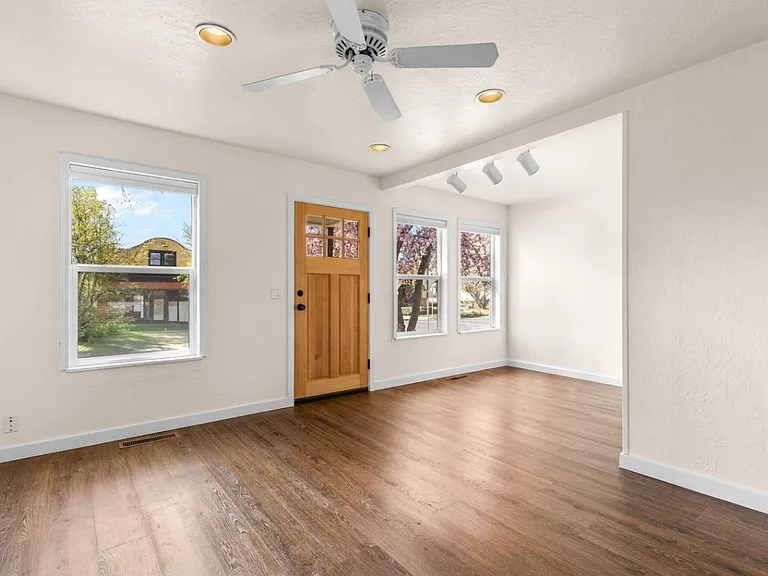 640 NW Delaware Ave — Photo 4
