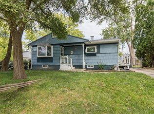 7 Hickory Dr, Carpentersville, IL 60110