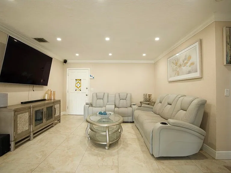 2836 SW 4th Ct — Photo 1