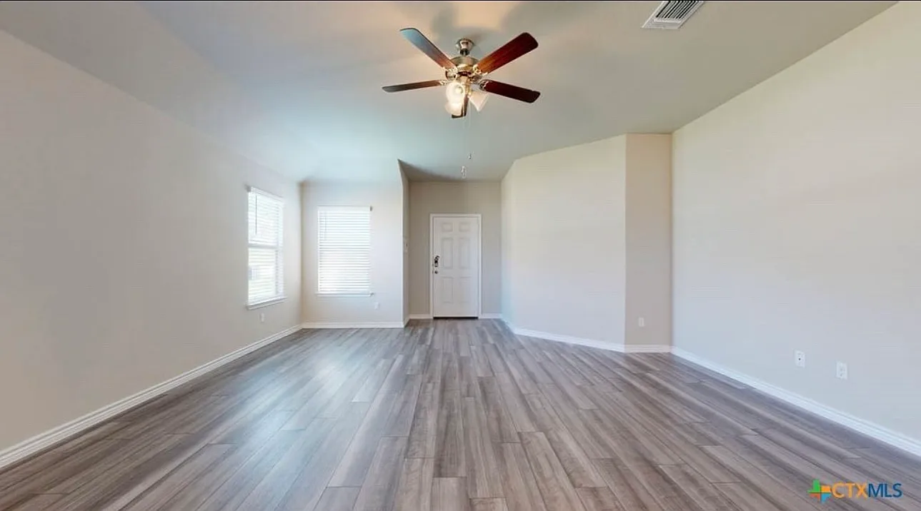 3 bed, 2024 sqft, $2,200 — Photo 3