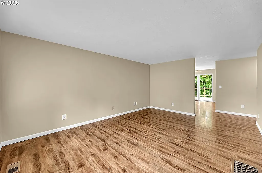 3 bed, 1370 sqft, $2,495 — Photo 2