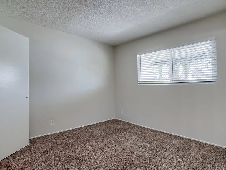 2611 E. Broadway — Photo 10