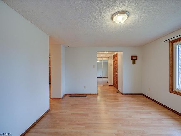 4th image of 390 Brantwood Park Rd