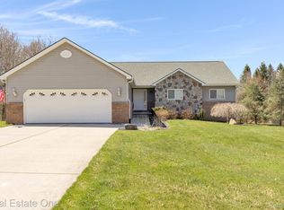 515 Forest Hill Dr, Oxford, MI
