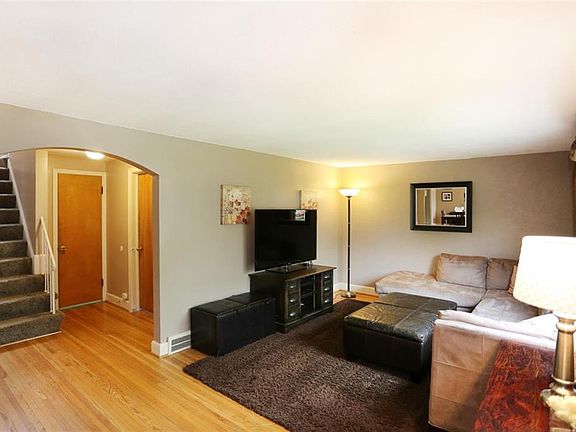 4th image of 139 Fayette Ave