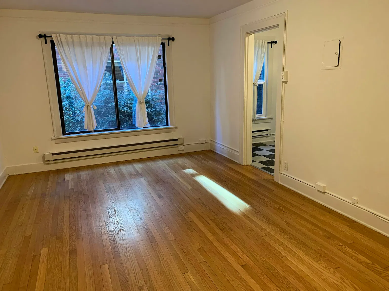 532 Belmont Ave E — Photo 2
