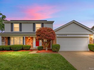 39006 Stacey Dr, Livonia, MI 48154