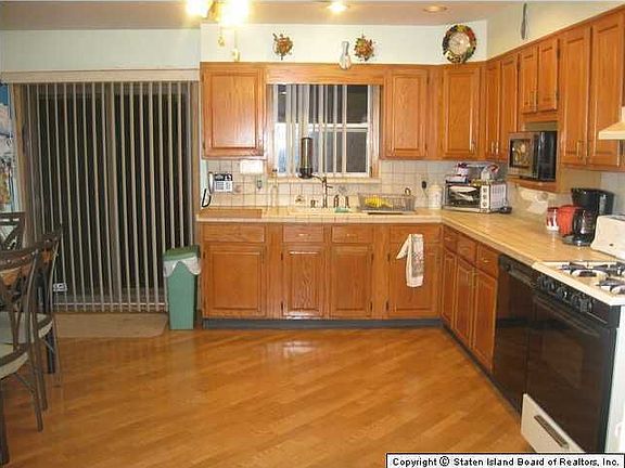 4th image of 42 Winham Ave