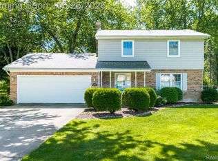 3706 Lido Dr, Highland, MI 48356