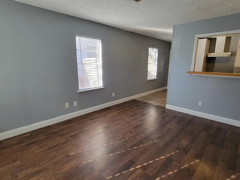 402 W Odell St — Photo 4