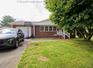 1413 Strawberry Rd, Saint Albans, WV 25177