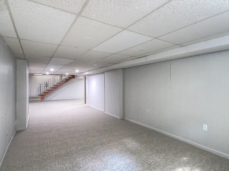 7747 Howe Dr — Photo 34