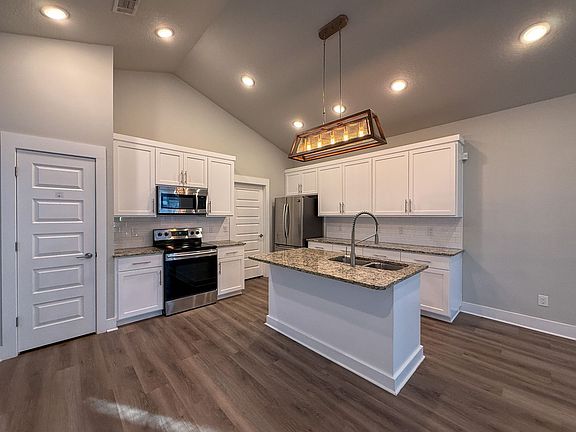5th image of 1006 N D St