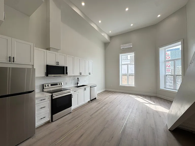 208 King St E — Photo 5