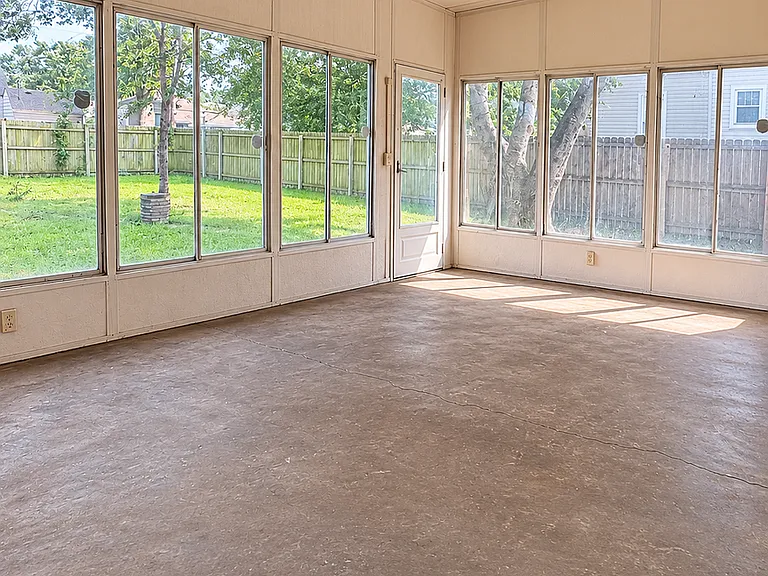 2556 Center St — Photo 11