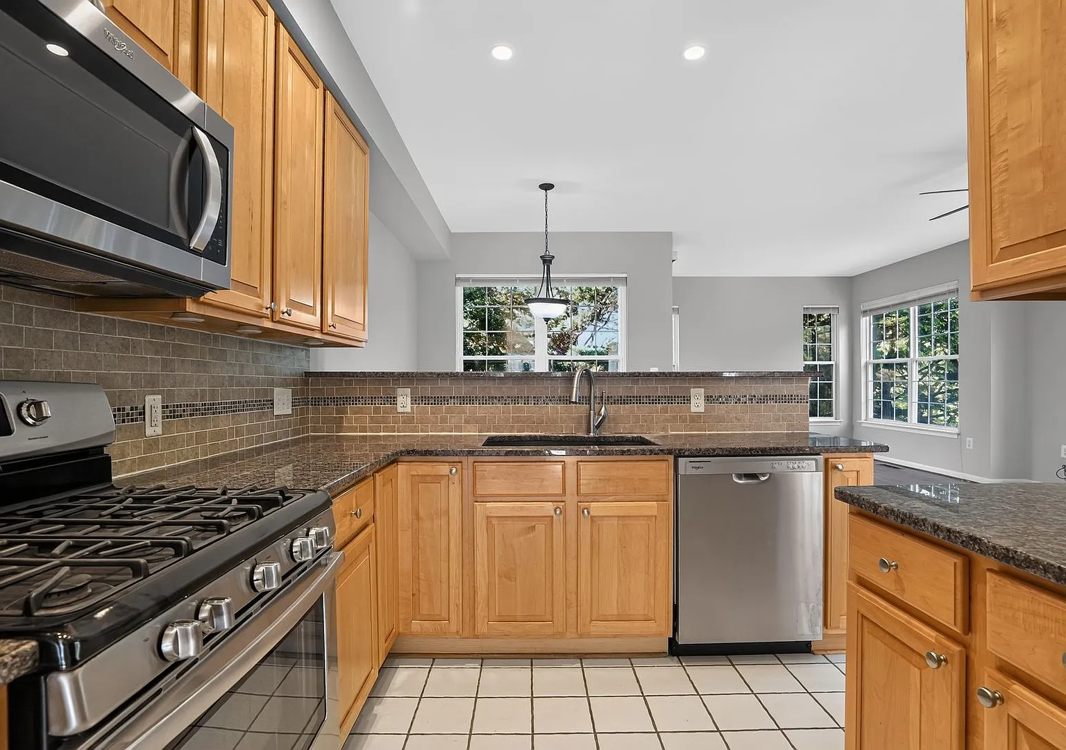 Spacious 4-Bedroom Townhome in Prime Alexandria Location — Photo 2