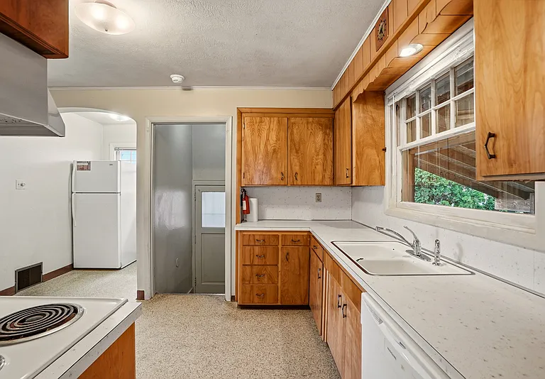 808 E Mission Ave — Photo 12