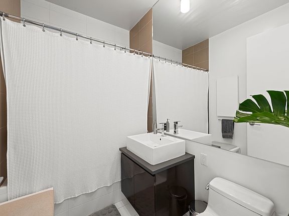 4th image of 315 Gates Ave APT 6R