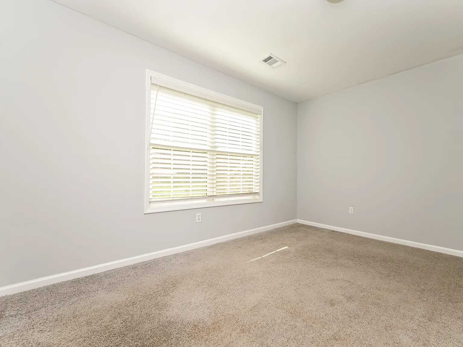 4 bed, 2.0 bath, 2184 sqft, $1,835 — Photo 4