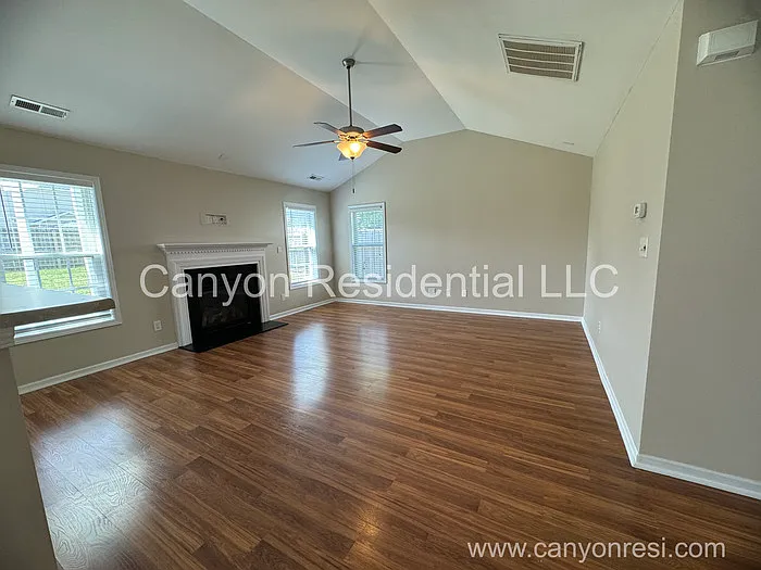 3 bed, 2.5 bath, 1909 sqft, $1,975 — Photo 2