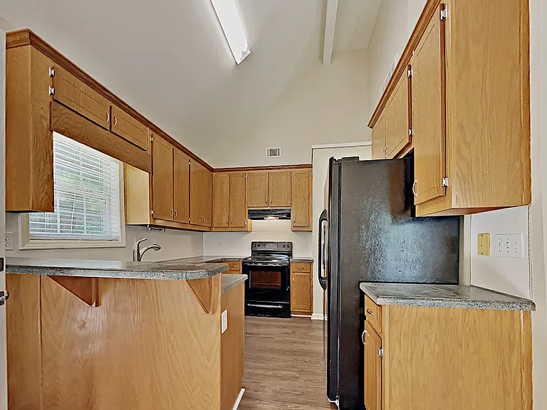 3916 Wakefield Dr — Photo 2