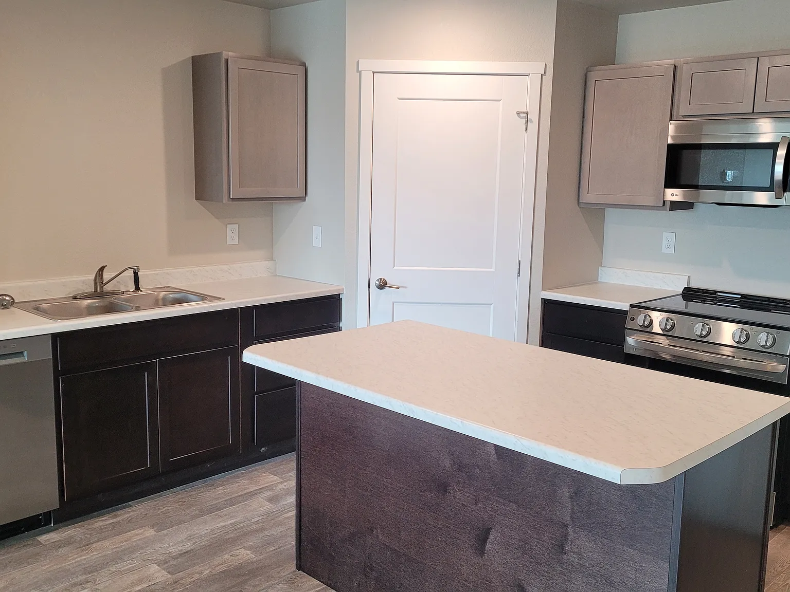2 bed, 1050 sqft, $1,400 — Photo 3
