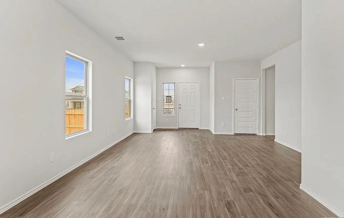 4 bed, 2039 sqft, $2,550 — Photo 4