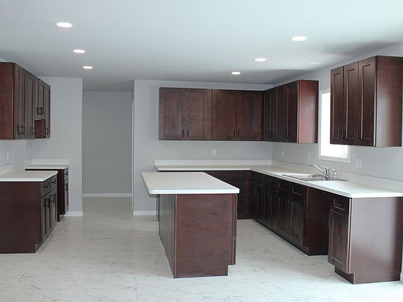 3rd image of 828 Blackhawk Dr