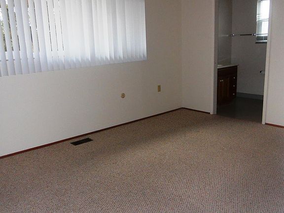 4th image of 127 Isle Royale Cir