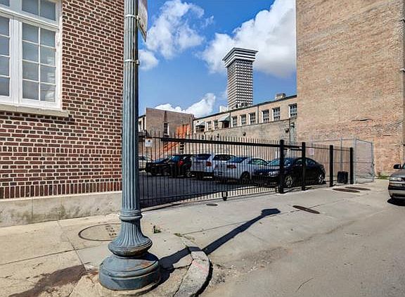 3rd image of 703 Carondelet St APT 106