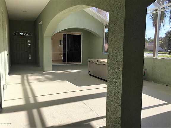 5th image of 453 Hollow Glen Dr