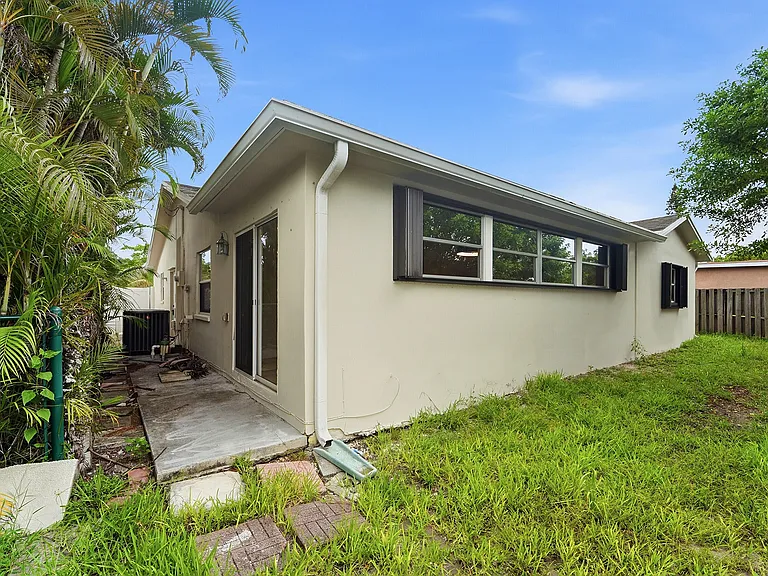22267 SW 57th Ave — Photo 26