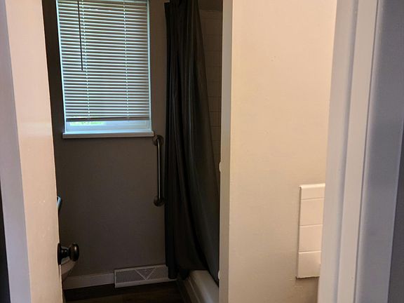 3rd image of 214 18th Ave