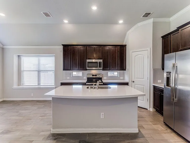 258 Churchill Dr — Photo 3