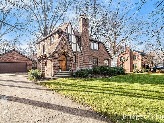 2nd image of 2458 Maplewood Dr SE