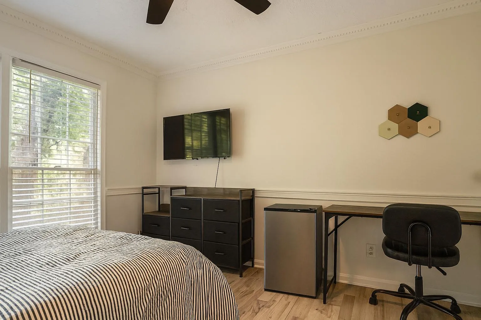 4 bed, 3.0 bath, 2700 sqft, $819 — Photo 2