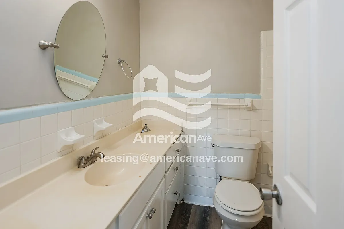 1668858_015_bathroom_14124655.jpg - 304 Chestnut Rd